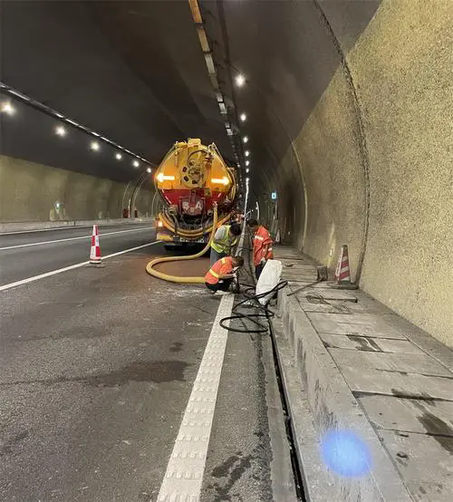 桂阳隧道排水渠清淤